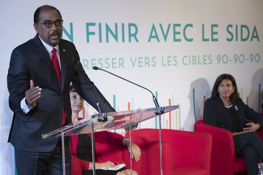 El director ejecutivo del Programa de Naciones Unidas para la Lucha contra el Sida (UNAIDS), Michel Sidibé, presenta el último informe sobre el VIH en el hotel De Ville de París (Francia).