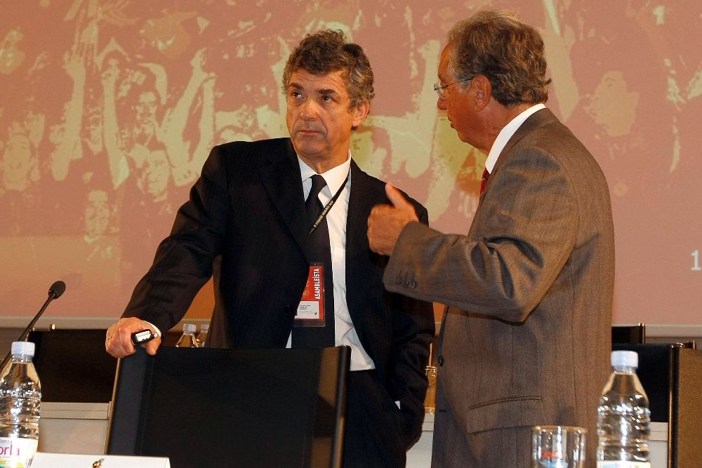 Angel María Villar (i), conversa con Juan Padrón al inicio de una asamblea extraordinaria de la Federación Española de Fútbol.