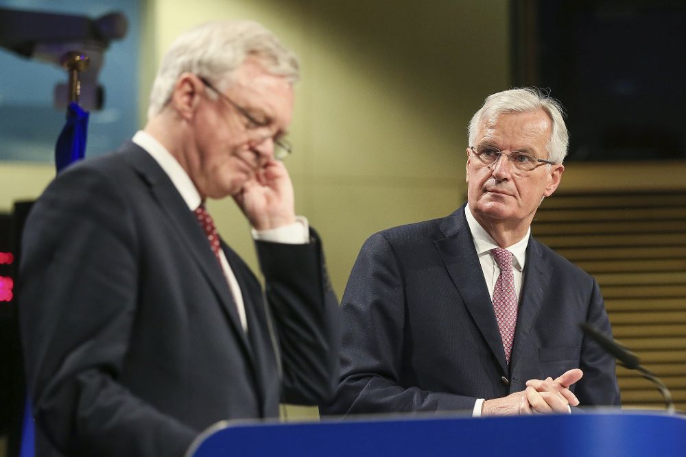 El ministro británico para la salida del Reino Unido de la UE, David Davis (izq), y el negociador comunitario, Michel Barnier, dan una rueda de prensa tras finalizar la segunda ronda de conversaciones.