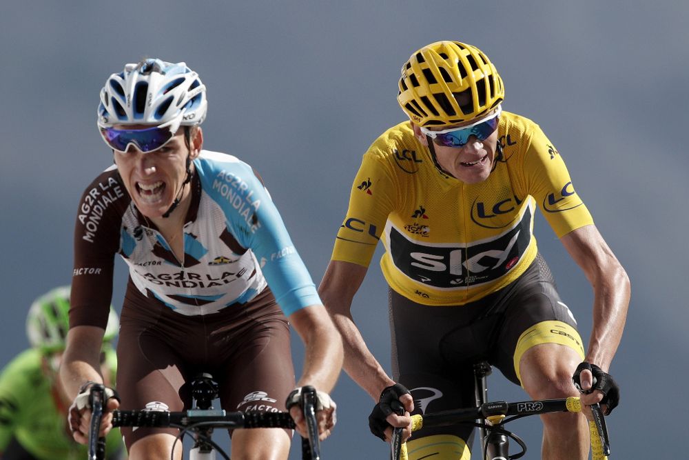 El ciclista francés Romain Bardet (izq, AG2R La Mondiale) y el británico Christopher Froome (Team Sky) en acción durante la 18ª etapa del Tour de Francia.