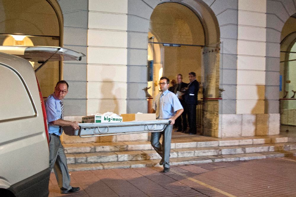 Miembros del equipo forense saliendo del Teatro-Museo de Figueres después de practicar la exhumación de los restos de Salvador Dalí. 