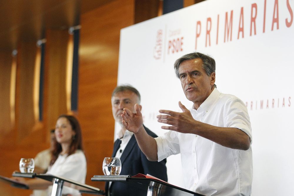 Los tres candidatos a liderar el PSOE de Canarias en las primarias, Juan Fernando López Aguilar (d), Ángel Víctor Torres y Patricia Hernández, durante el debate.
