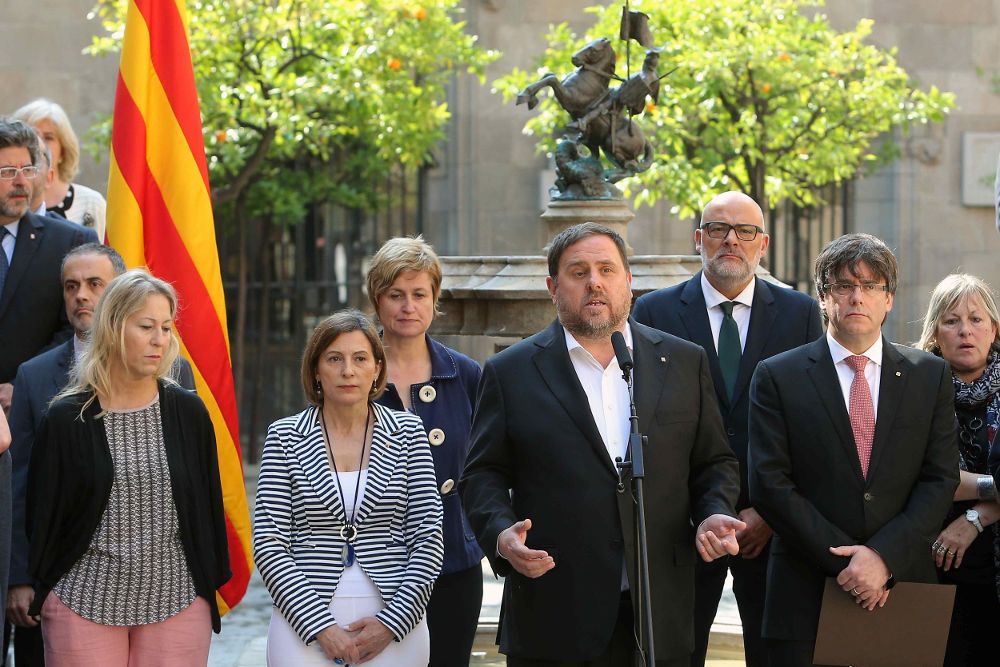 El vicepresidente de la Generalitat y líder de ERC, Oriol Junqueras (4d) y el presidente de la Generalitat, Carles Puigdemont (2d), entre otros