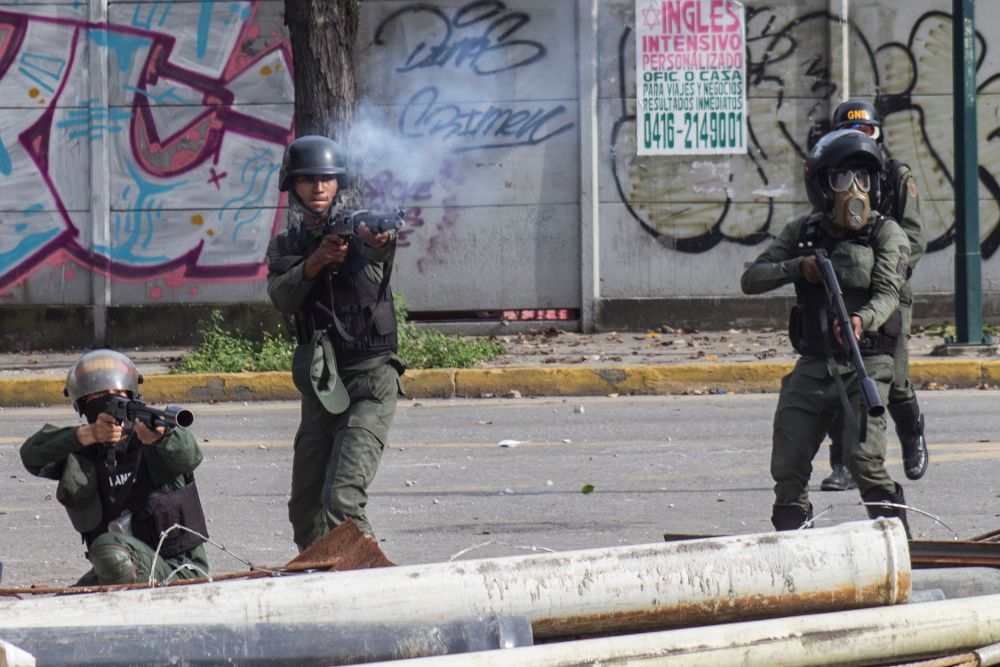 Manifestantes opositores se enfrentan a la Guardia Nacional Bolivariana (GNB).