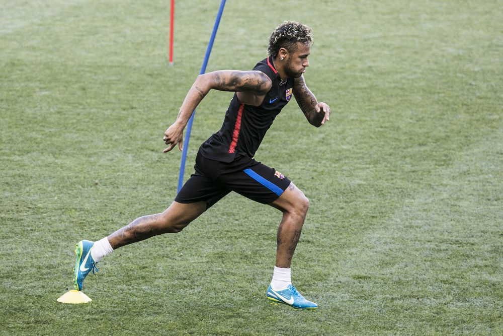 El jugador del FC Barcelona Neymar participa durante un entrenamiento con sus compañeros ayer, viernes, en el estadio Red Bull Arena en Harrison, Nueva Jersey (EE.UU.).