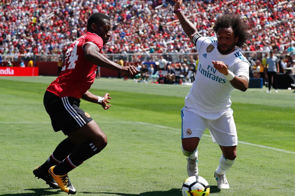 Marcelo intenta driblar al defensor del Manchester Fosu-Mensah.