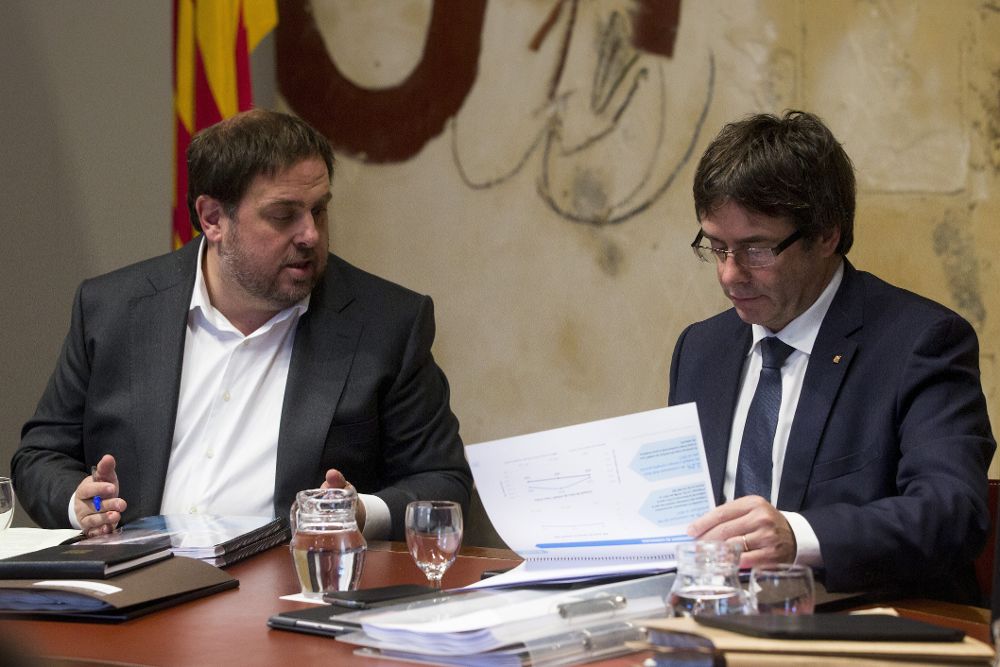 El vicepresidente catalán y conseller de Economía y Hacienda, Oriol Junqueras (i), y el presidente de la Generalitat, Carles Puigdemont.