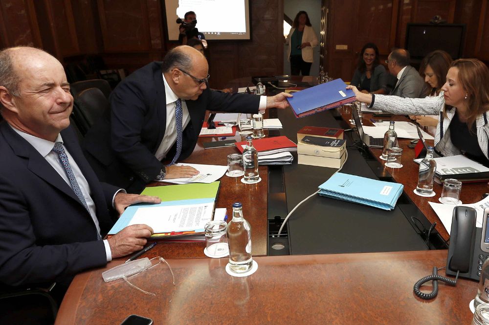 El consejeros de Economía, Pedro Ortega (i), Hacienda, Rosa Dávila (d), y de Presidencia, José Miguel Barragán, durante la reunión semanal del Gobierno.