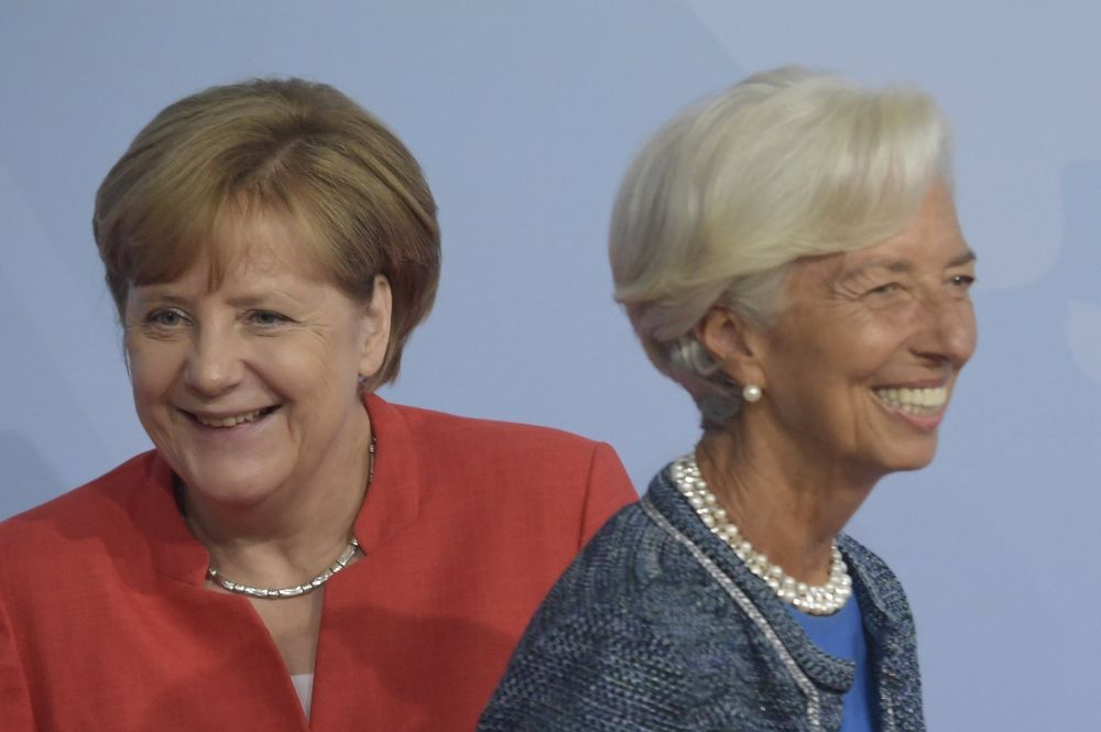 La canciller alemana, Angela Merkel (izq) y la directora gerente del Fondo Monetario Internacional, Christine Lagarde.