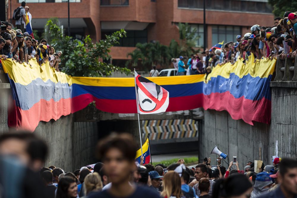 Un grupo de personas participa en una protesta antigubernamental el pasado lunes 24 de julio de 2017, en Caracas (Venezuela).
