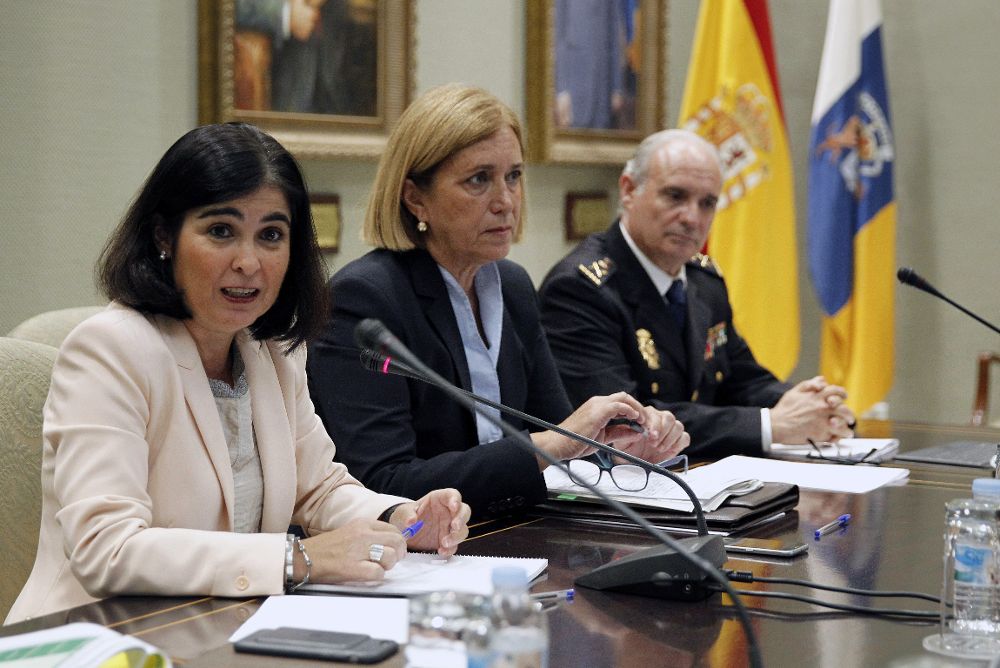La presidenta del Parlamento de Canarias, Carolina Darias (i).