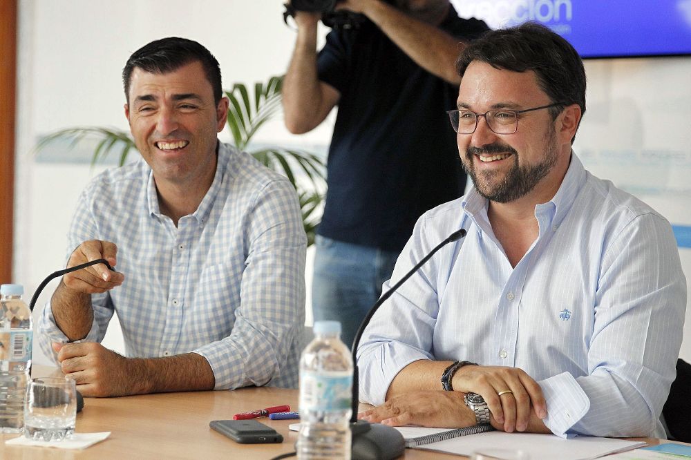 El presidente del Partido Popular de Canarias, Asier Antona (d), y el presidente del PP de Tenerife, Manuel Domínguez (i).