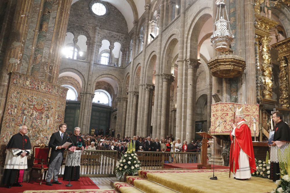 El presidente de la Xunta, Alberto Núñez Feijóo, como delegado regio, al comienzo de invocación en la Ofrenda Nacional al Apóstol.