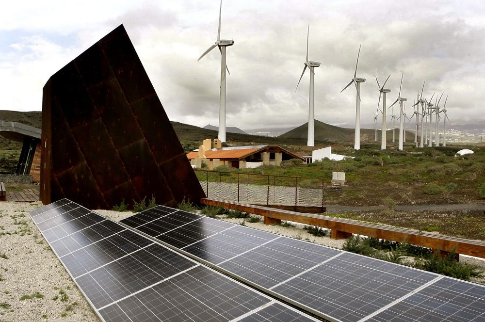 Paneles para captar energía solar fotovoltaica, una energía cuyo coste de producción en las zonas con mayor irradiación de Canarias es aproximadamente la mitad de su precio de venta en el sistema eléctrico del archipiélago.