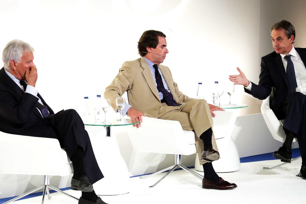El expresidente del Gobierno José Luis Rodríguez Zapatero (d), durante su intervención en el foro «40 años de democracia», en el que también participaron Felipe González (i) y José María Aznar.