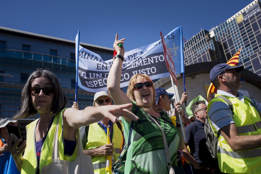 Los examinadores de Tráfico, que llevan semanas en huelga, se concentran en señal de protesta frente a la sede de la Dirección General de Tráfico, esta mañana en Madrid.
