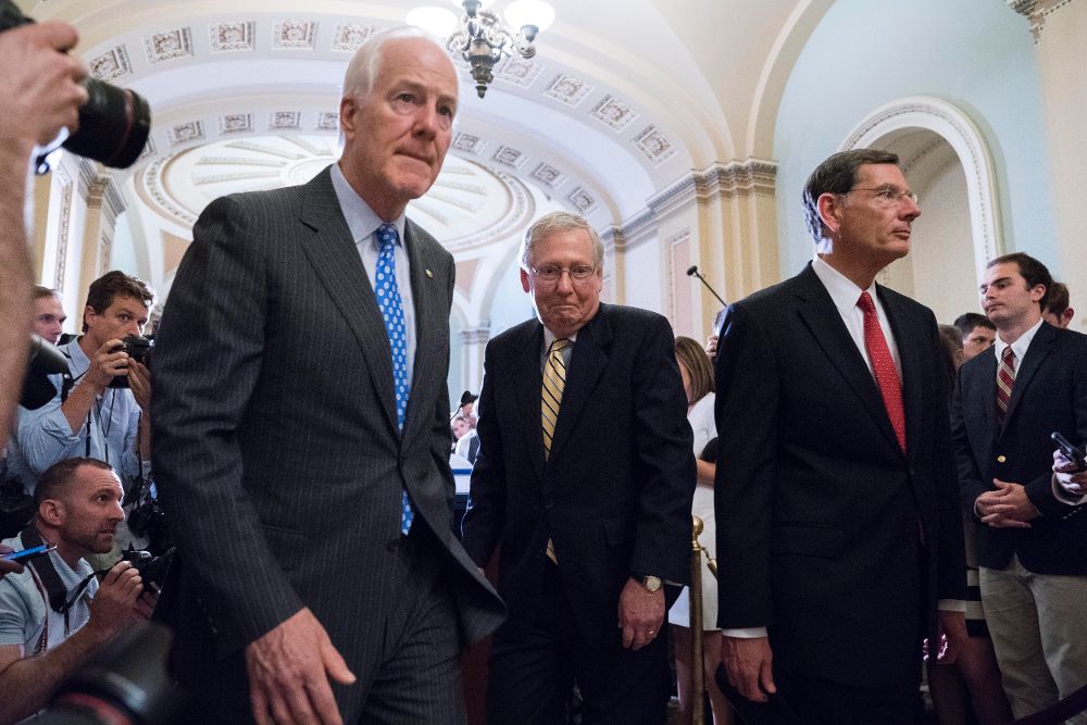 El líder de la mayoría en el Senado, Mitch McConnell (c), el senador de Texas John Cornyn (i) y el senador republicano de Wyoming John Barrasso (d) en el Senado tras votar sobre la moción.