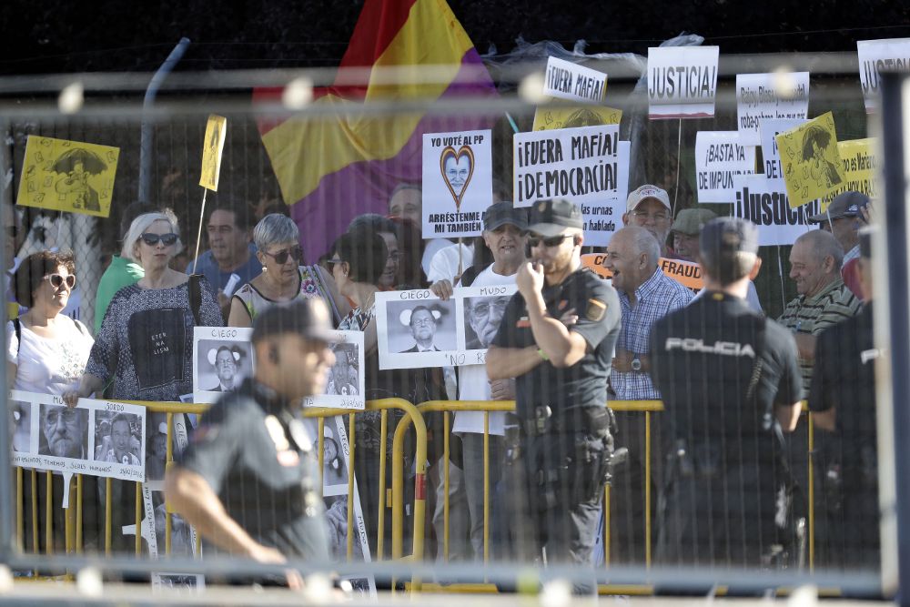 Medio centenar de manifestantes se concentra cerca de la sede de la Audiencia Nacional donde hoy comparecerá el presidente del Gobierno, Mariano Rajoy, como testigo en el macrojuicio de corrupción de la trama Gürtel.