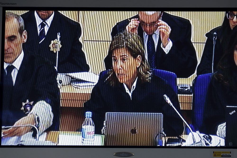 Imagen del monitor de la sala de prensa de la Audiencia Nacional de la fiscal Concepción Sabadell durante sus preguntas al presidente del Gobierno.
