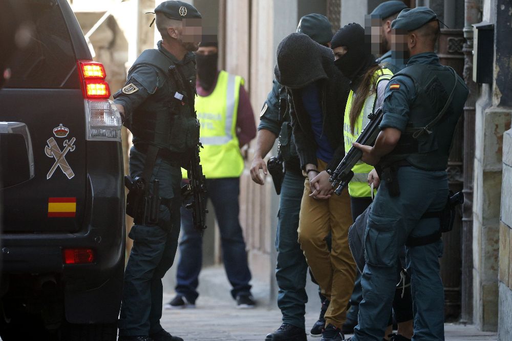 Momento en que la Guardia Civil saca de su casas al detenido en Balmaseda (Vizcaya).
