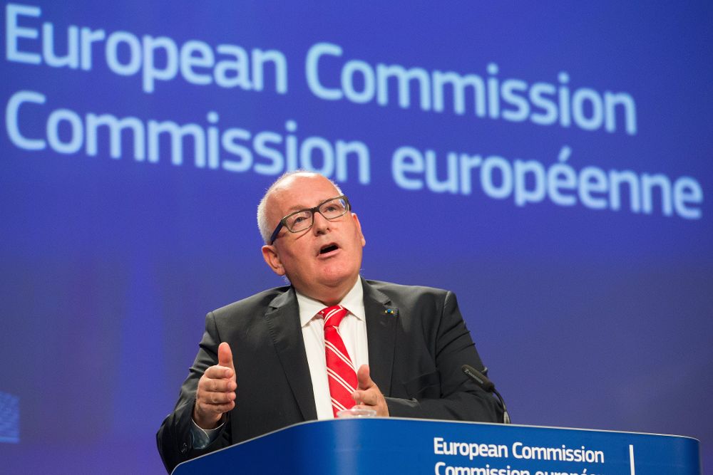 El vicepresidente de la Comisión Europea (CE), Frans Timmermans, ofrece una rueda de prensa para explicar el proceso contra Polonia.