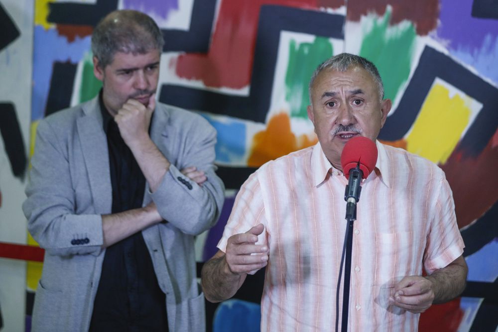 El secretario general de CCOO, Unai Sordo (i) y su homólogo en la UGT, Pepe Álvarez.