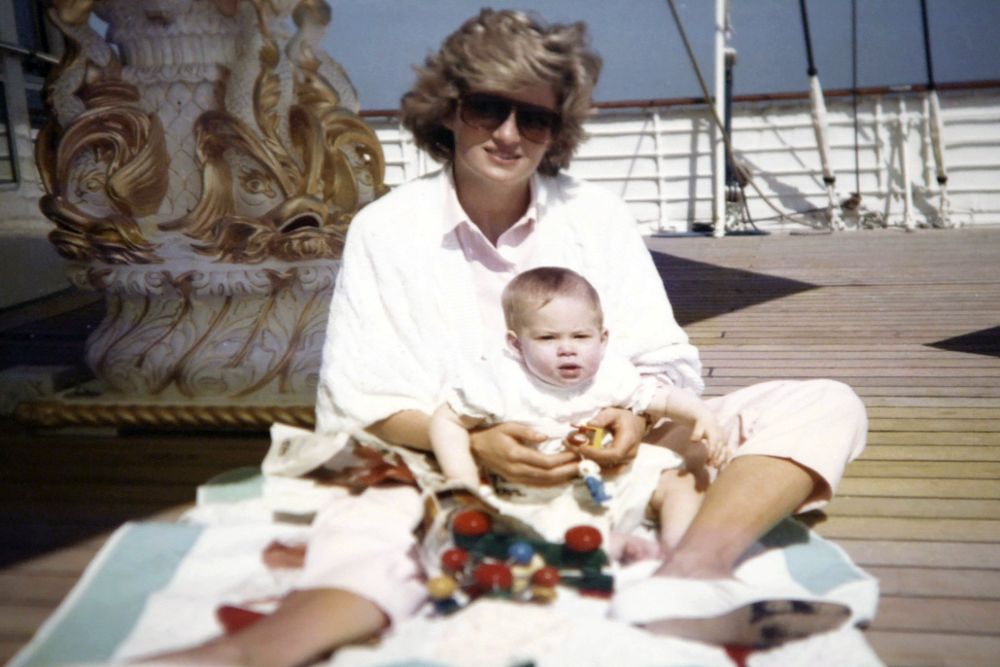 Foto sin datar del álbum familiar de Diana de Gales con su hijo el príncipe Harry incluida en el documental "Diana, nuestra madre: su vida y su legado".