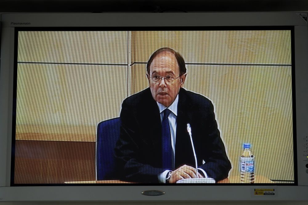 Imagen del monitor de la sala de prensa de la Audiencia Nacional del presidente del Senado, Pío García Escudero, que presta declaración como testigo.