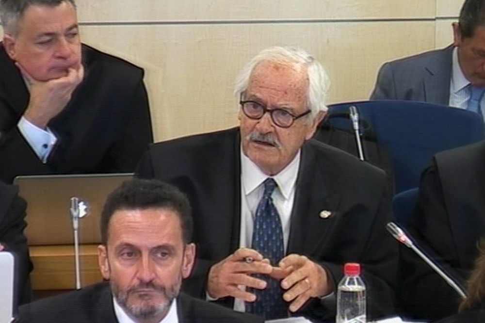 Imagen capturada de la señal de vídeo institucional que muestra al abogado de Adade Mariano Benítez de Lugo, el primero en preguntar al presidente del Gobierno, Mariano Rajoy.