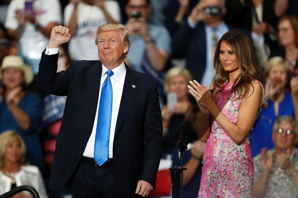 El presidente de los Estados Unidos Donald J. Trump (d) asiste junto a su esposa Melania Trumo (d) a la convención 'Make America Great Again' ayer, martes.