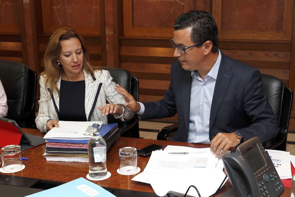 El vicepresidente del Gobierno de Canarias, Pablo Rodríguez, y la consejera de Hacienda, Rosa Dávila.