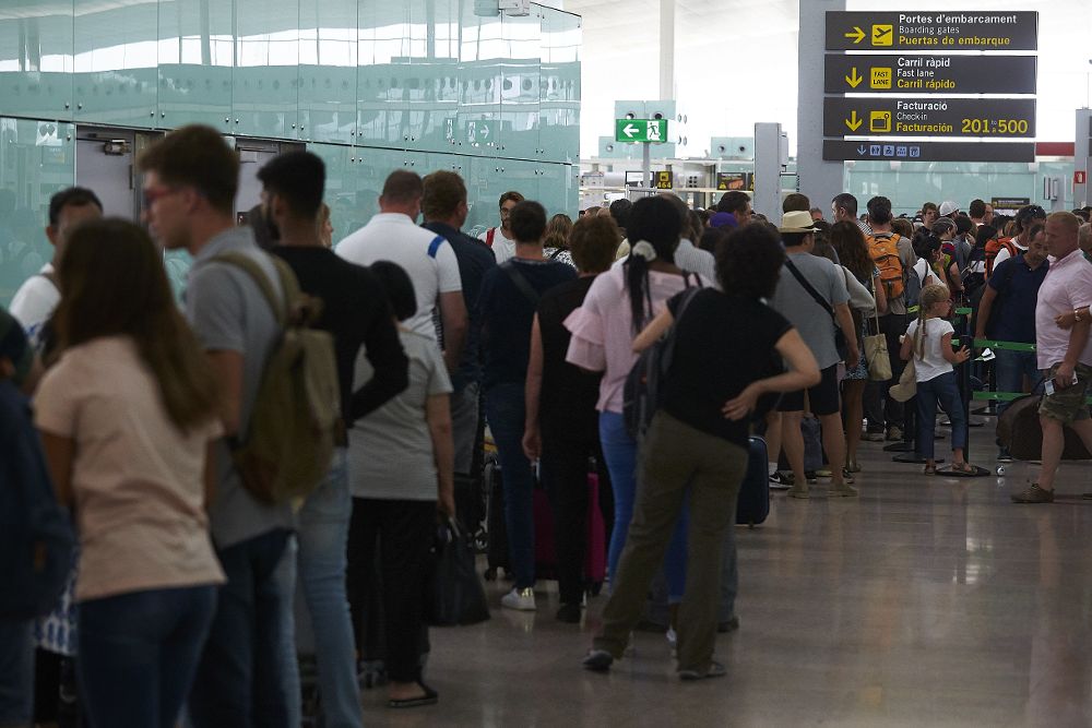 Las colas en los controles de seguridad, ayer, en la terminal T1 del aeropuerto de Barcelona-El Prat.