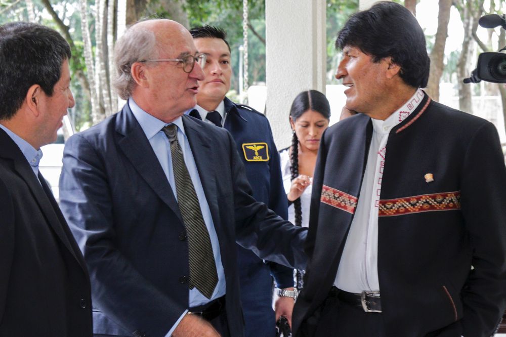 El máximo ejecutivo de Repsol, Antonio Brufau, charla con el presidente de Bolivia, Evo Morales, cuando anunciaron la exploración de un nuevo bloque gasífero en el sur del país andino denominado Iñiguazu.