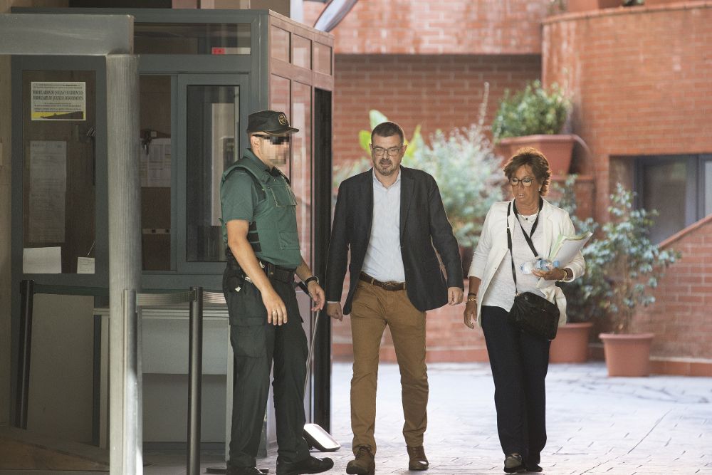 El director general de comunicació de la Generalitat de Catalunya, Jaume Clotet, a su salida tras declarar esta mañana ante la Guardia Civil en la Comandancia de Travessera de Grácia (Barcelona).