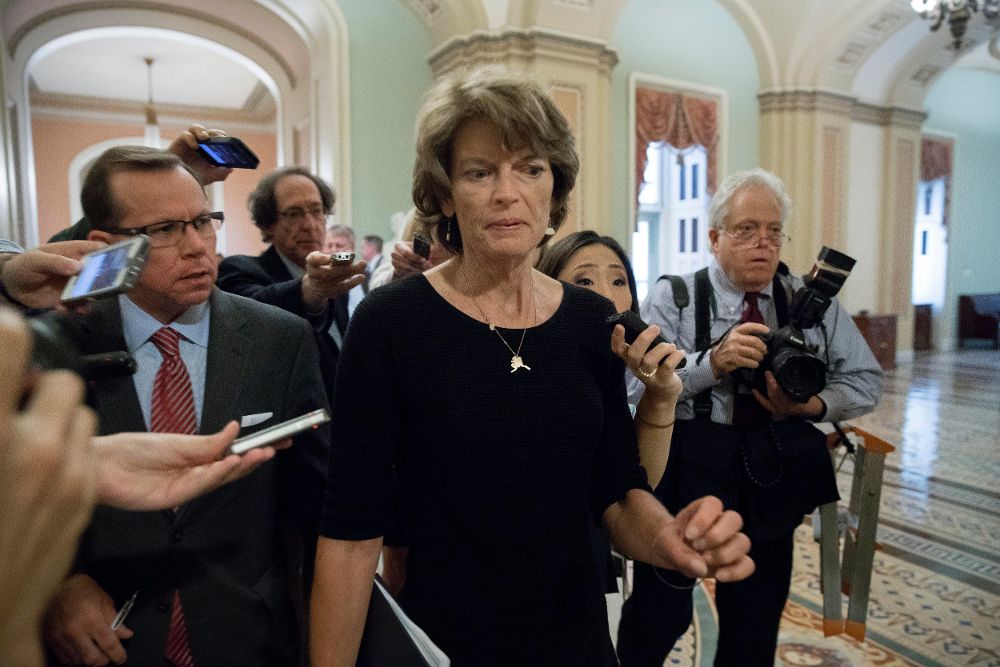 La senadora republicana por Alaska Lisa Murkowski abandona la cámara mientras los esfuerzos para revocar y reemplazar Obamacare continúan en el Capitolio, en Washington DC.