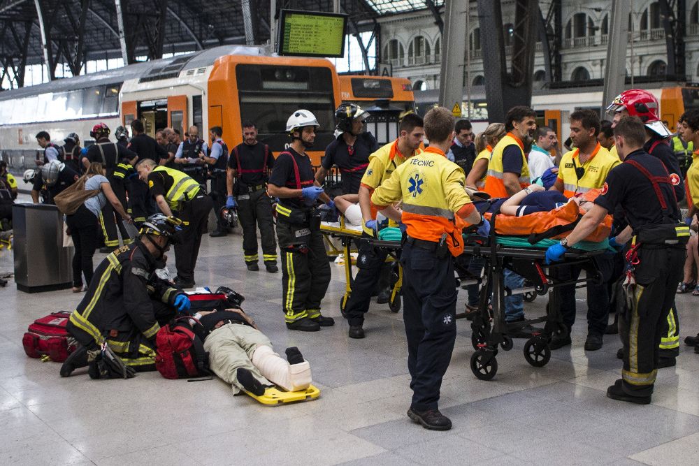 Equipos de emergencia atienden a los pasajeros que han resultado heridos.