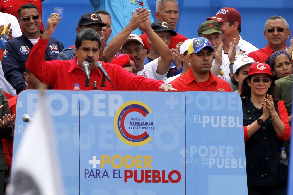 Nicolás Maduro emplazando a la oposición a sumarse en las próximas horas a una "mesa de paz" y reconciliación antes de las elecciones de este domingo.