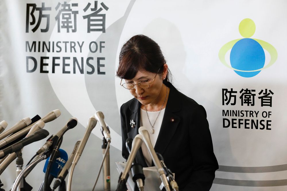La ministra de Defensa japonesa, Tomomi Inada, habla durante una rueda de prensa después de presentar su renuncia al primer ministro.