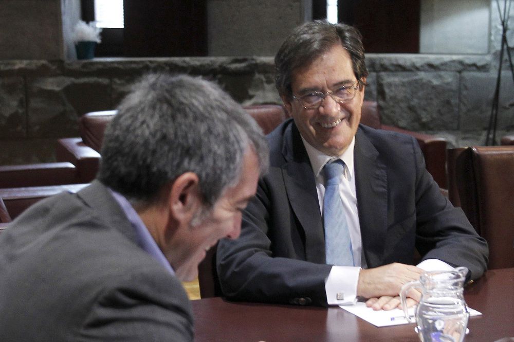 El presidente del Gobierno de Canarias, Fernando Clavijo (i) con el rector de la Universidad de La Laguna, Antonio Martinón.