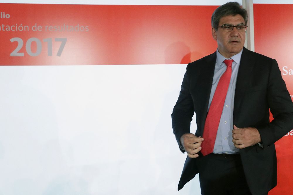 El consejero delegado del Banco Santander, José Antonio Álvarez, a su llegada a la rueda de prensa para dar los resultados de la primera mitad de 2017.