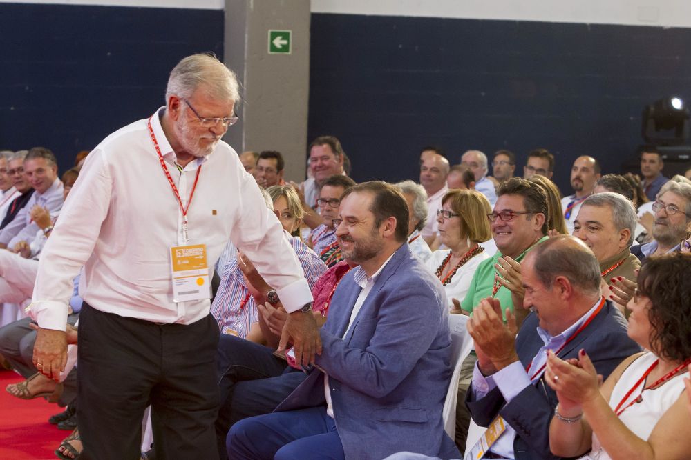 El secretario de Organización del PSOE, José Luis Ábalos,c., y el expresidente de la Junta Juan Carlos Rodríguez Ibarra, durante la inauguración del XII Congreso de los socialistas extremeños.