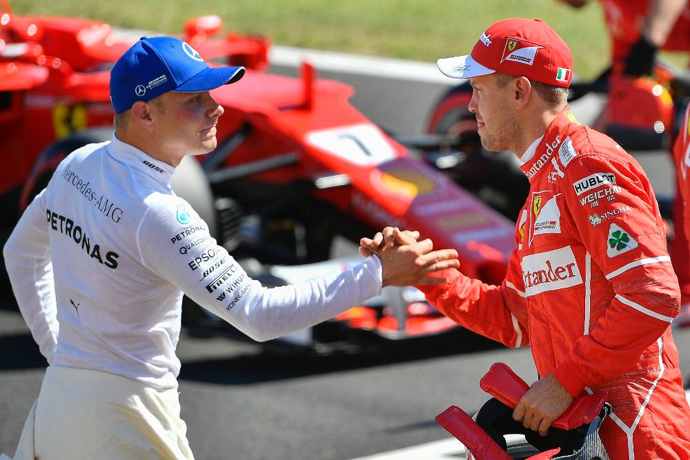 Bottas (i) felicita a Sebastian Vettel después de la sesiones de calificación.