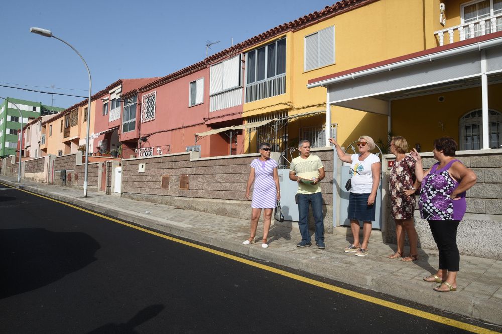 Vecinos de Somosierra delante de una vivienda en la que impactó un coche hace unos meses.