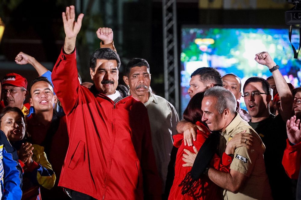 El presidente de Venezuela, Nicolás Maduro (i), celebra los resultados electorales ayer, domingo, en la Plaza Bolívar de Caracas.