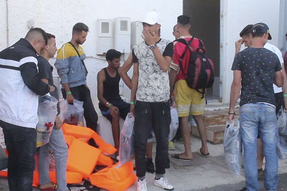 Llegada al puerto de Motril, en Granada, de 27 inmigrantes de origen magrebí rescatados ayer de una patera a 58 millas al sur de la costa granadina por una patrullera italiana.