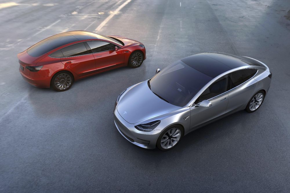 Fotografía facilitada por Tesla Motors sin fechar que muestra el nuevo Tesla Model 3 en rojo y plateado. 