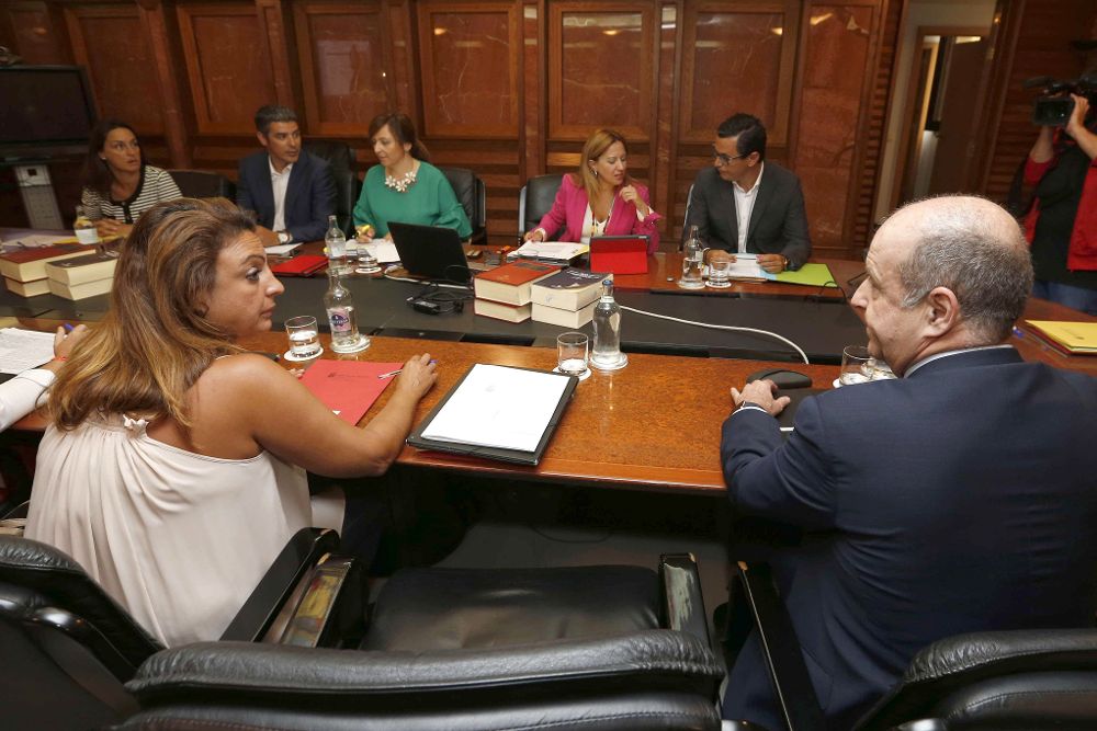 Los consejeros del Gobierno de Canarias conversan durante la reunión del consejo de gobierno, celebrada hoy en Las Palmas de Gran Canaria.