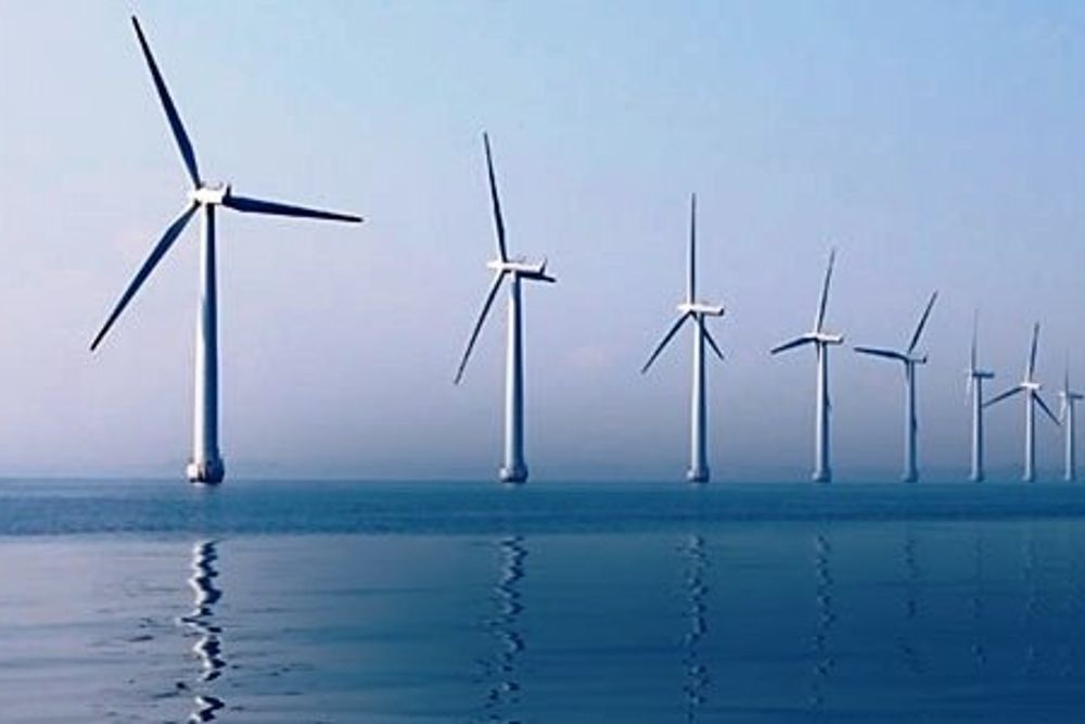 Molinos para producir energía eléctrica a partir del viento instalados sobre el lecho marino.
