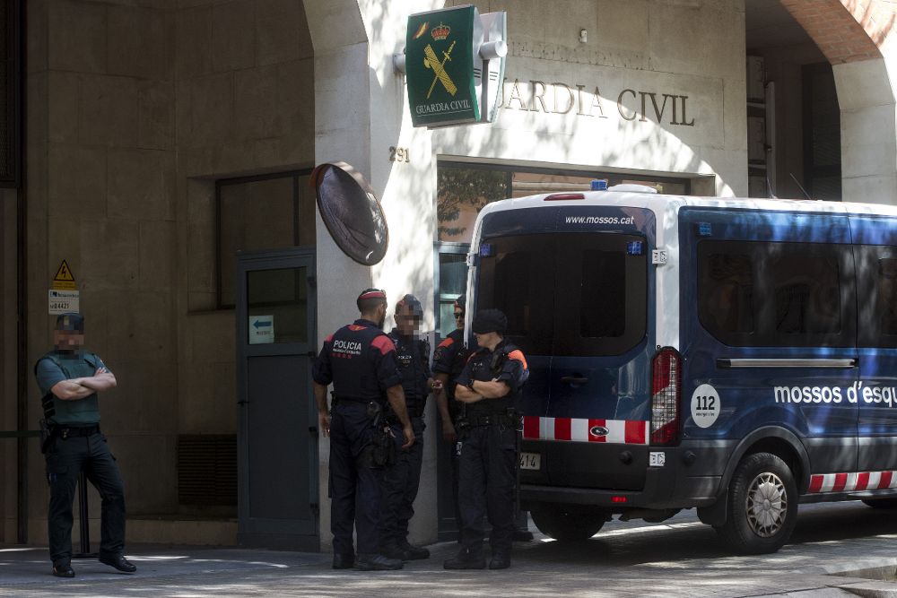 Media docena de furgonetas de los Mossos d'Esquadra custodian la comandancia de la Guardia Civil en la Travessera de Gracia de Barcelona.