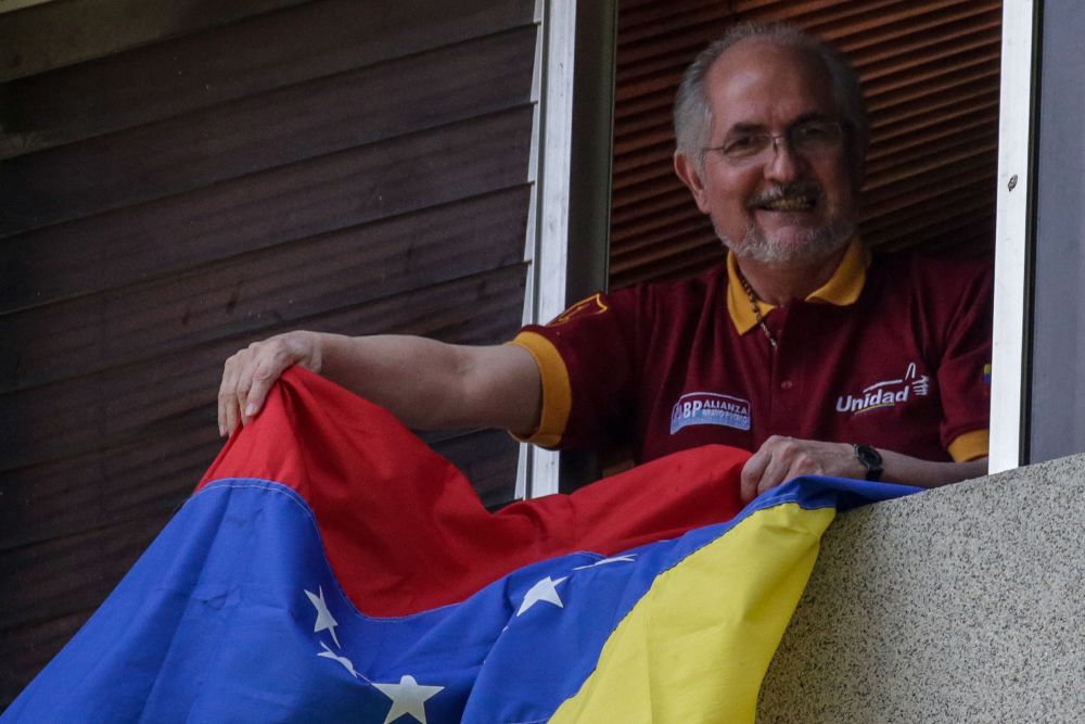 El alcalde metropolitano, Antonio Ledezma, en la ventana de su residencia el pasado 16 de julio.